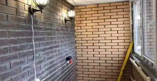 Отделка стен, проводка электрики на балконах