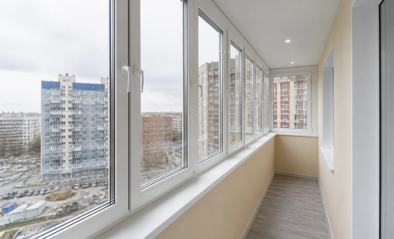 Остекление балкона под ключ окнами REHAU 