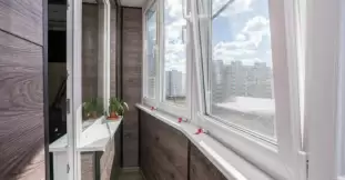 Остекление балкона тёплыми окнами Рехау