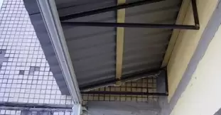 Установка крыши на балкон из профнастила