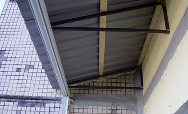 Установка крыши на балкон из профнастила