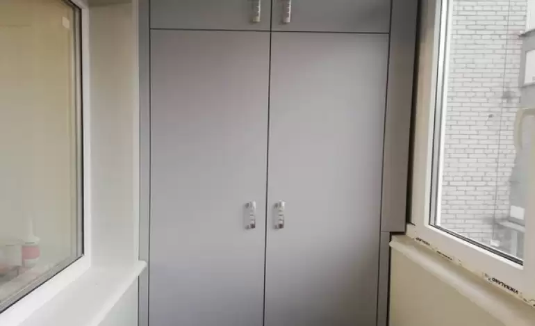 Распашной шкаф на балкон