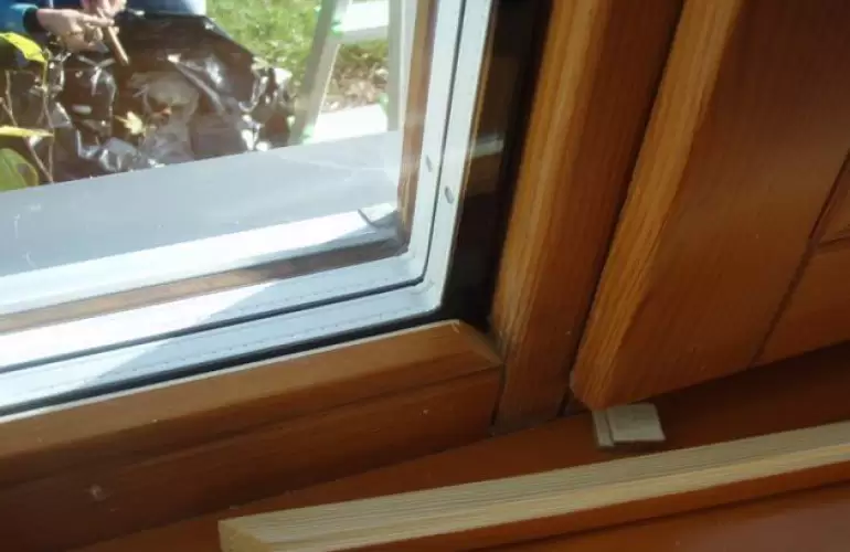 Замена стеклопакета в деревянном окне в доме