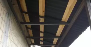 Установка крыши-козырек на балконе