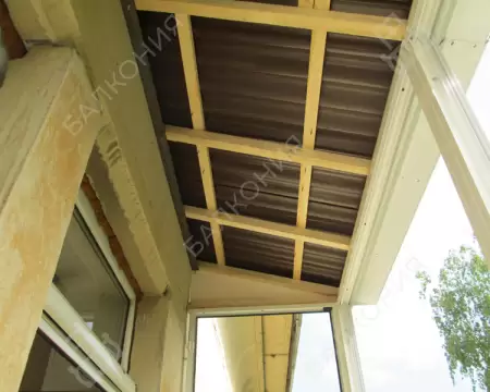 Установка крыши-козырек на балконе