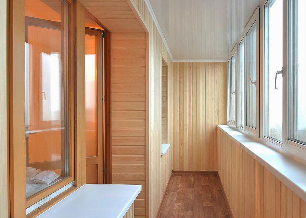 Дизайн интерьера гостиной с балконом