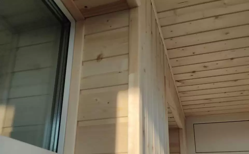 Холодное остекление балкона и отделка деревянной вагонкой