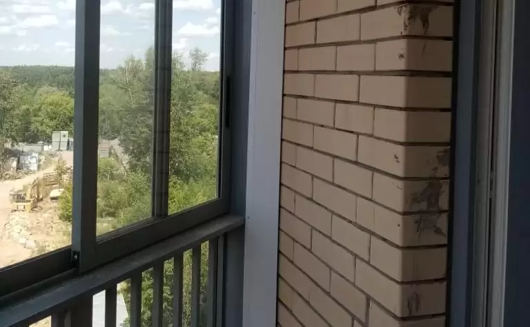 Отделка пола и потолка на балконе