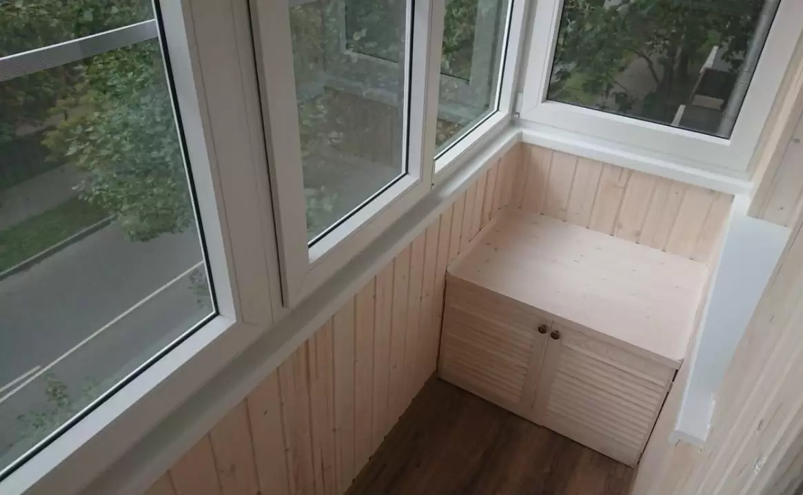 Остекление и отделка балкона деревянной вагонкой