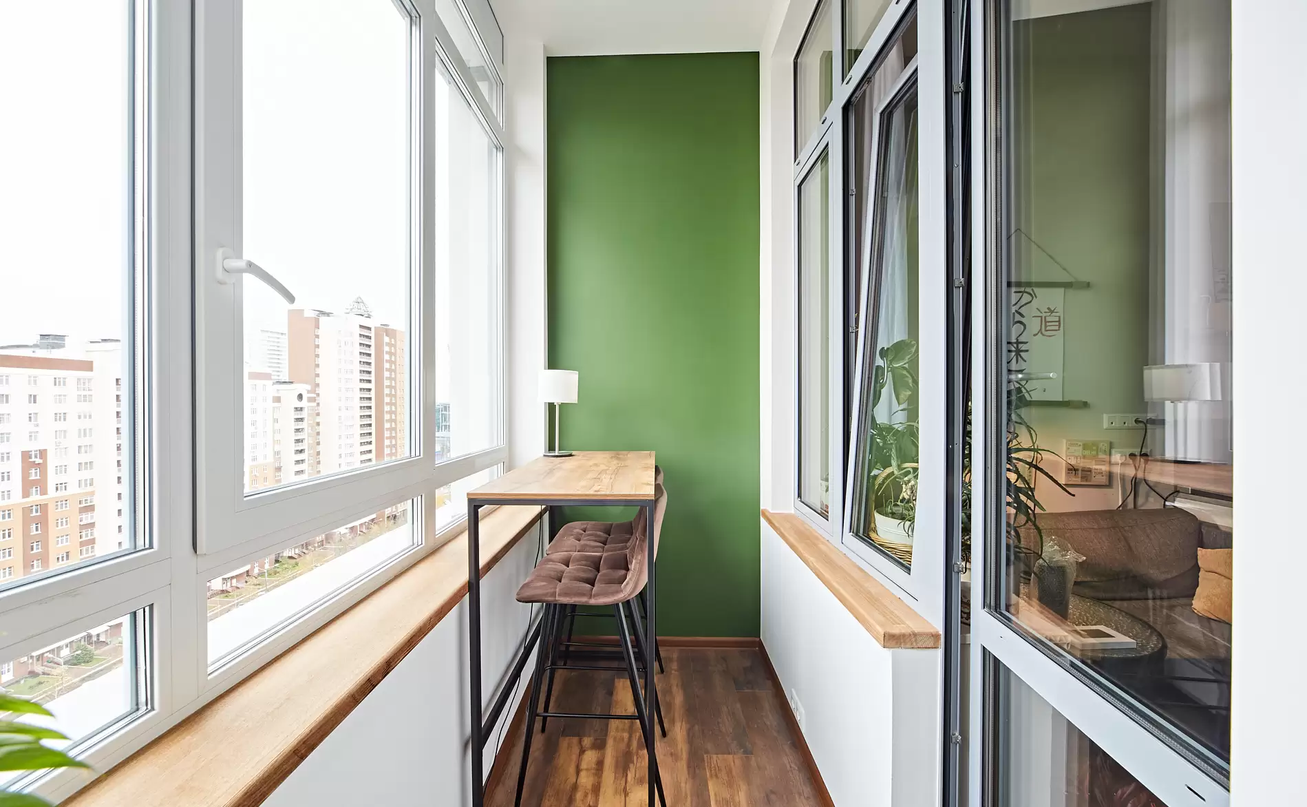 Дизайнерская отделка балкона гипсокартоном с утеплением и остеклением