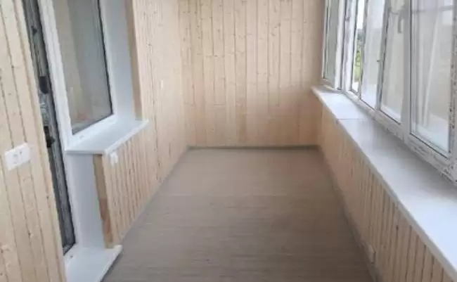 Отделка балкона профилем Rehau Grazio 70 под ключ с утеплением в многоквартирном доме