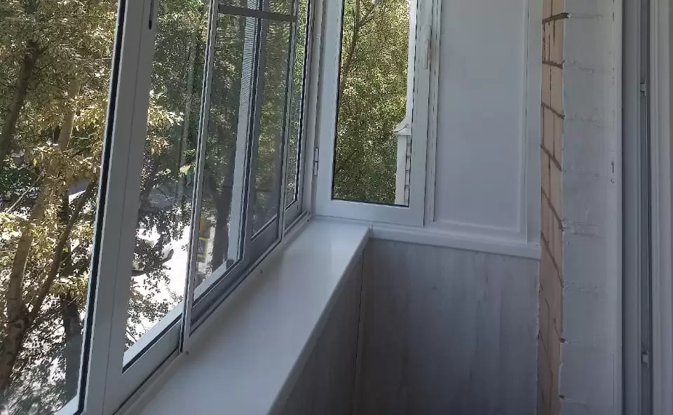 Остекление и отделка балкона